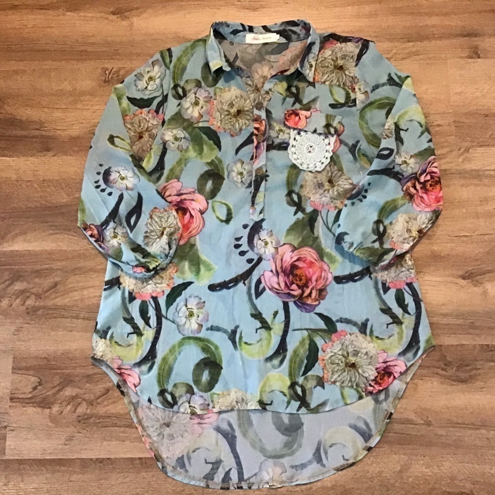 SIMPLY Couture Blouse Size Small Button Half Down Floral Semi-Sheer Lace Accent